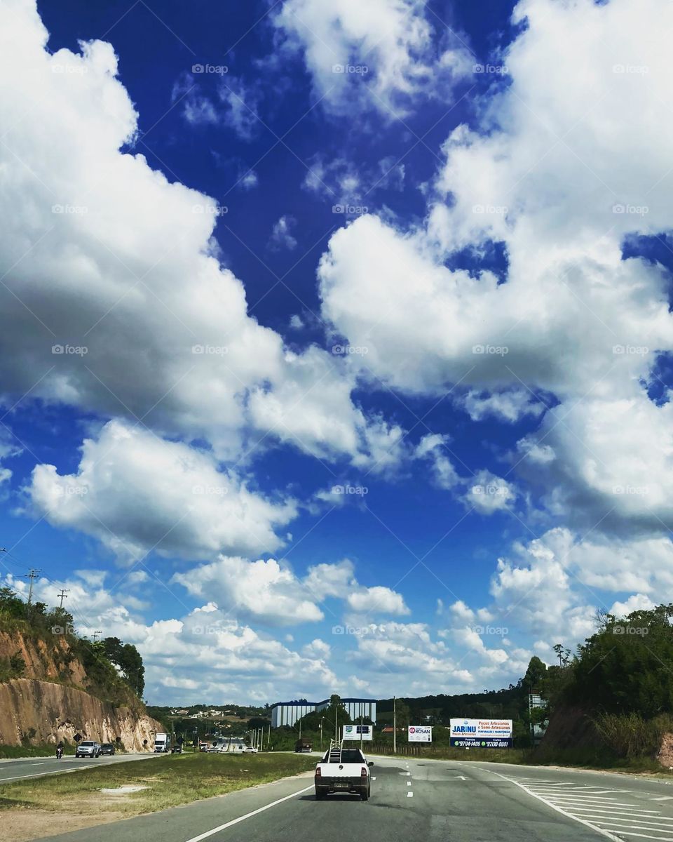 🇺🇸 Jarinú, 1 pm.  The pleasant weather makes a difference here!  By the way... is the sky, in every state of SP, huge like this? / 🇧🇷 Jarinú, 13h00. O clima agradável faz a diferença por aqui! Aliás… o céu, em todo estado de SP, é enorme como esse?