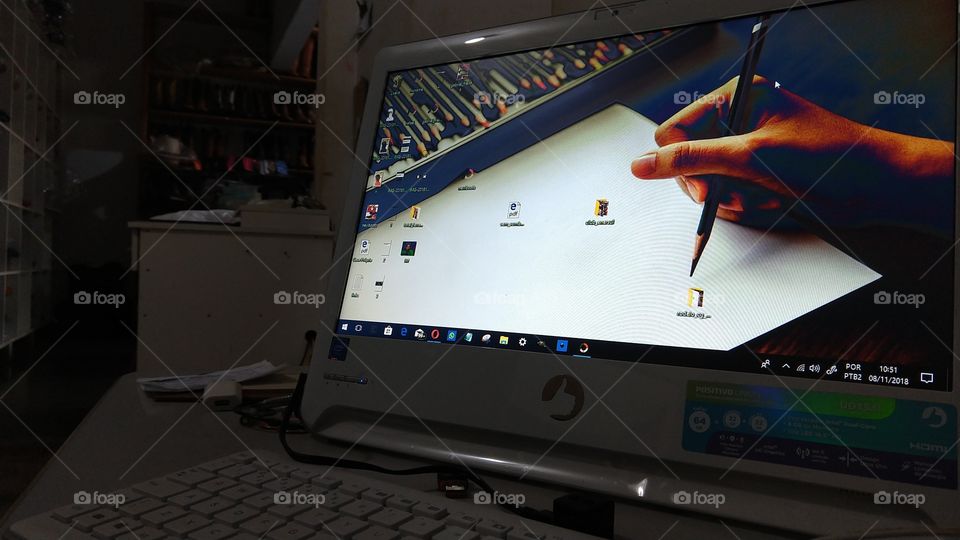 Tela do computador à noite.