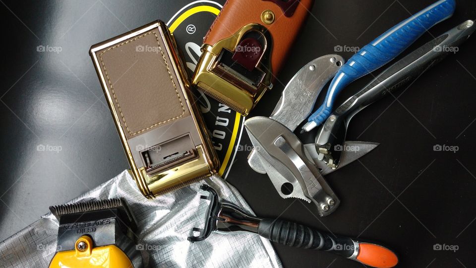 Acessórios masculinos. Canivetes, barbeadores e cortador de cabelo.