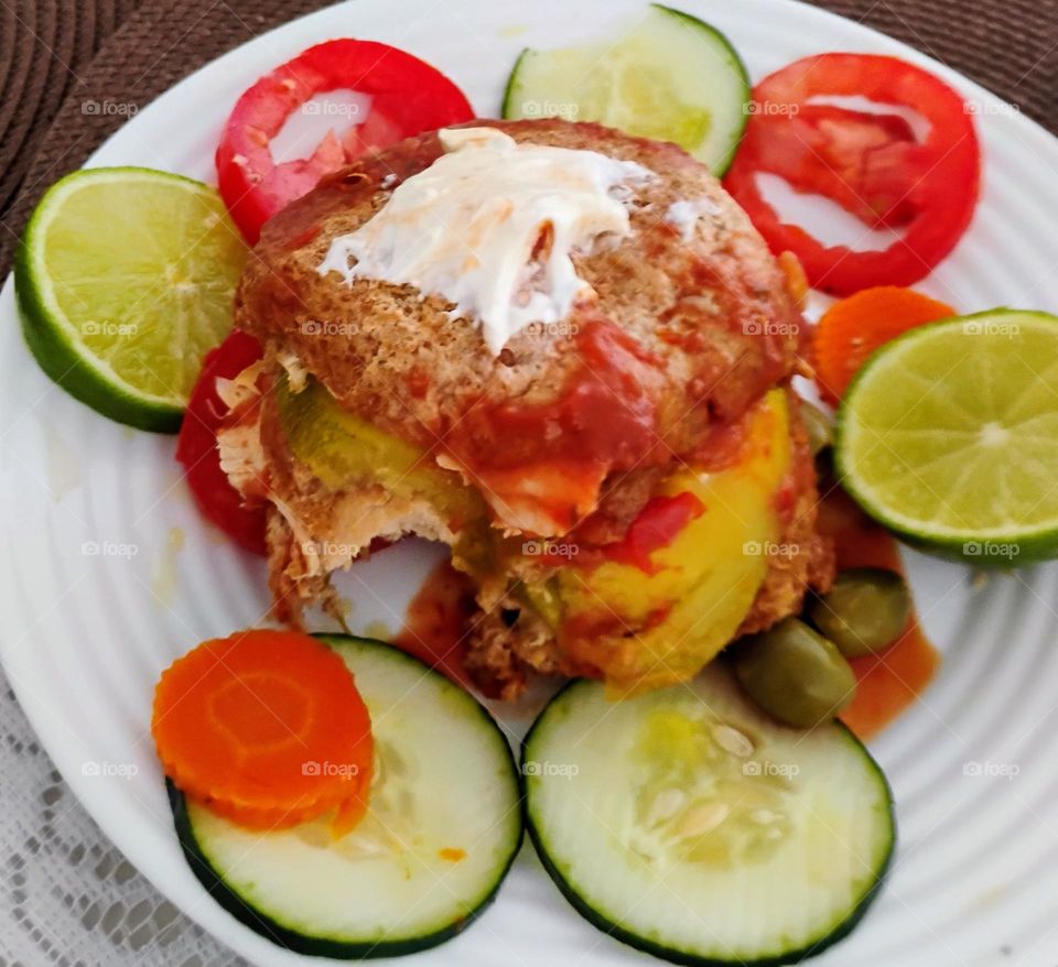 Lanche rápido, saudável e saboroso. Lanche com pão integral e peito de frango, pode ser uma opção saudável e nutritiva, pois combina com fibras e vitaminas