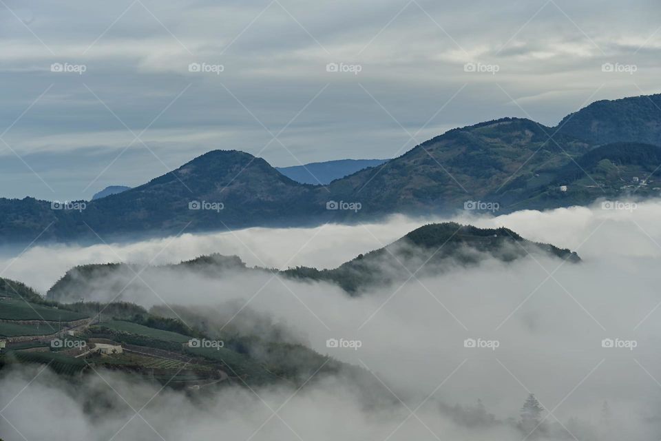 Beautiful mountain scenery with sea of clouds