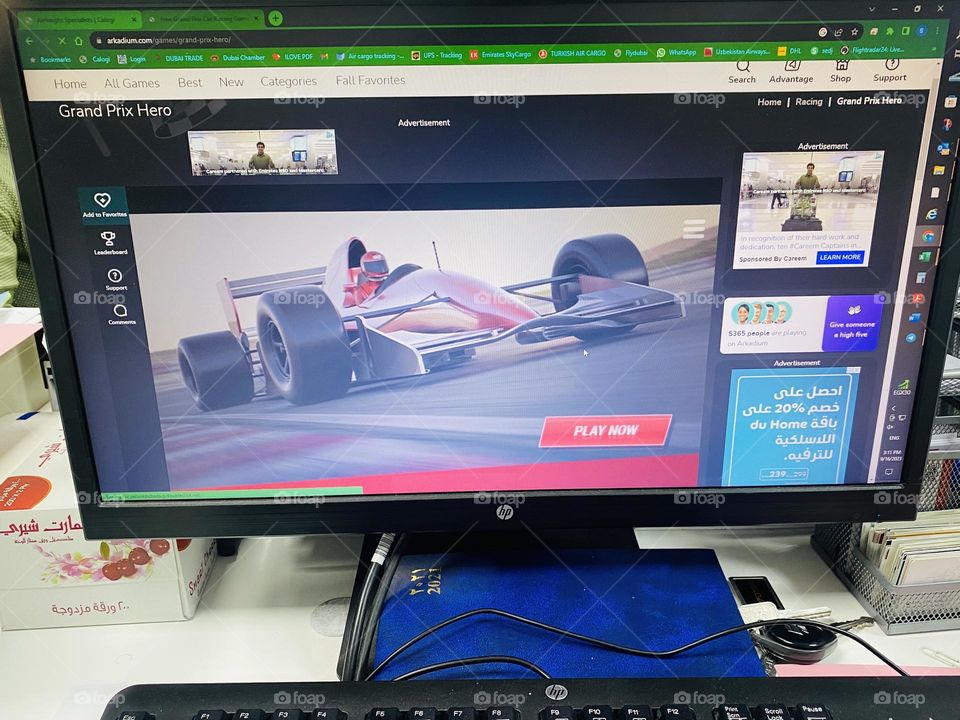 Playing game while working 