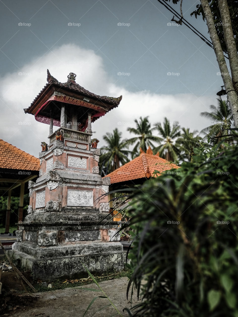 "BALE KULKUL
bale kulkul is one of the Balinese architecture that is often found in the temple area.
Kulkul is an object that functions as a means of communication to signal to the community or religious functions.