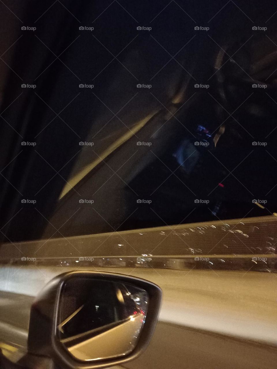 Os retrovisores, permitem que os motoristas tenham uma visão  clara do que está acontecendo  atrás  e ao lado deles, e é essencial  para evitar colisões, acidentes e  mudar de faixa.