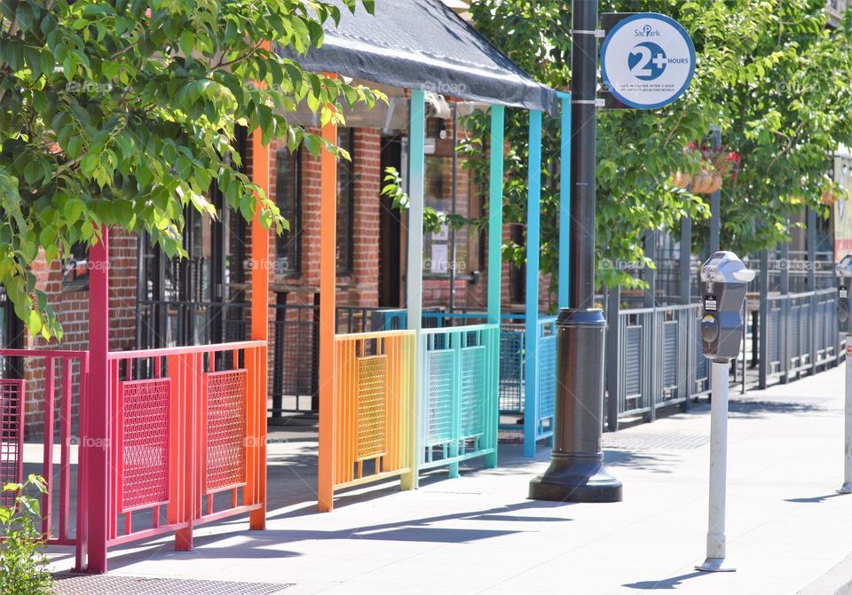 colorful street scene on R Street