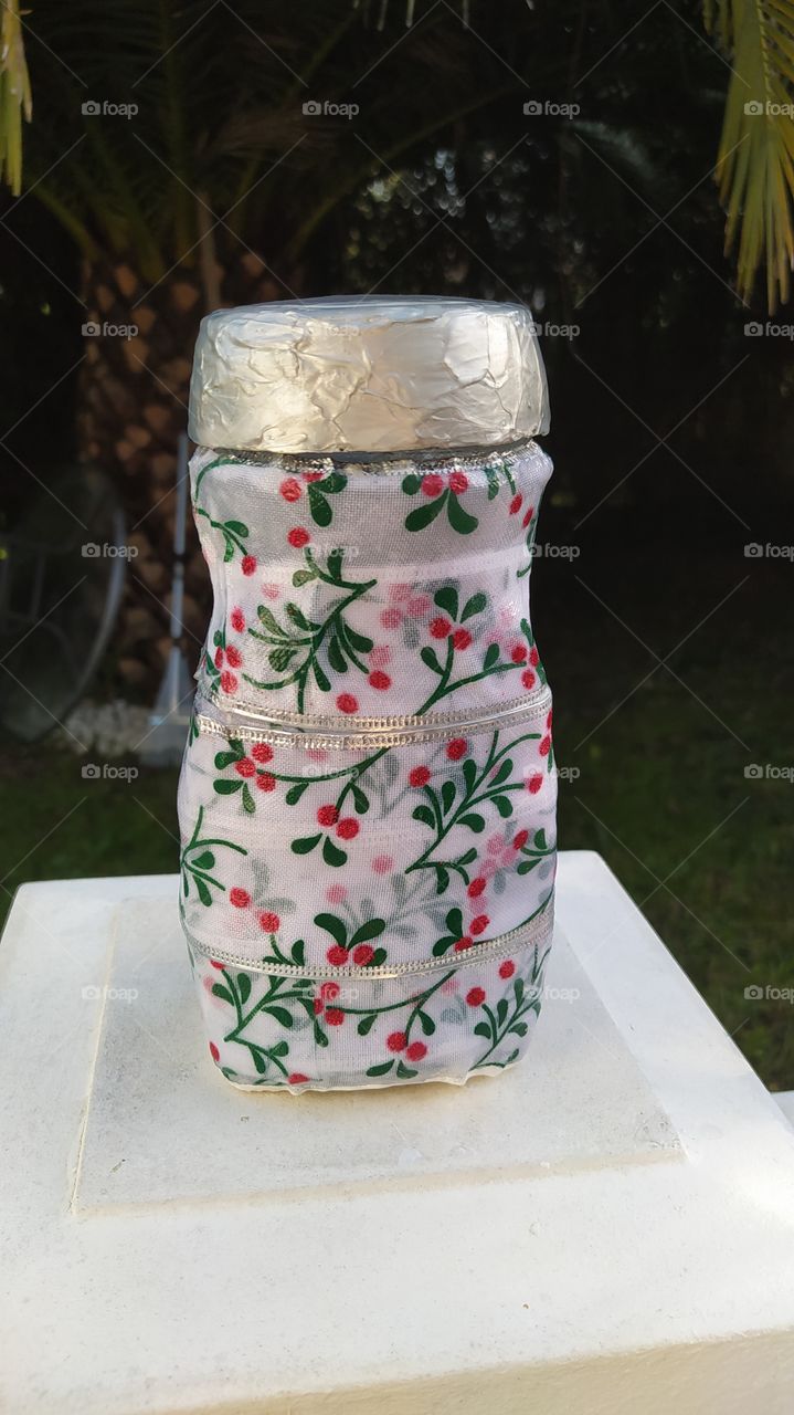 Manualidad hecha con otro bote de Nescafé, pintura color para para la tapa, y esta vez también usé una cinta de tela de navidades para adorno, como forro del bote.