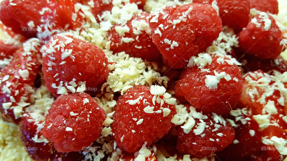 Raspberries with white grated chocolate