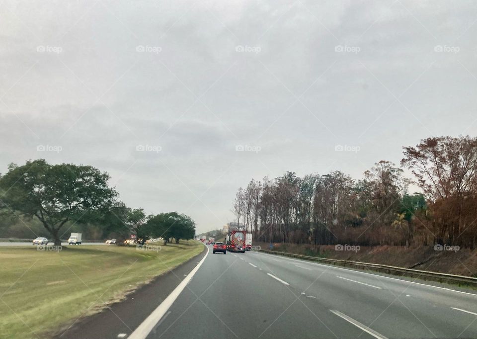 Entre Campinas e Jundiaí, muita fumaça de queimada e o vento bem forte na estrada (Rodovia dos Bandeirantes).

Teremos chuva ou não?