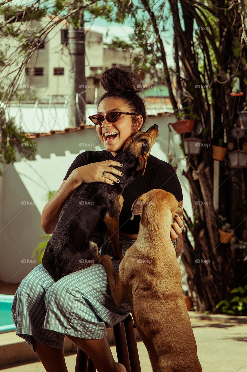 cachorro no colo e outro do lado da dona