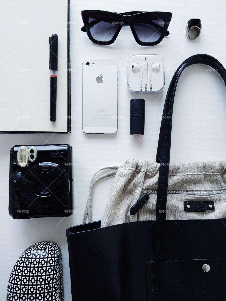 Black and white stuff . What's in your bag?
In my bag with black and white items in daily life