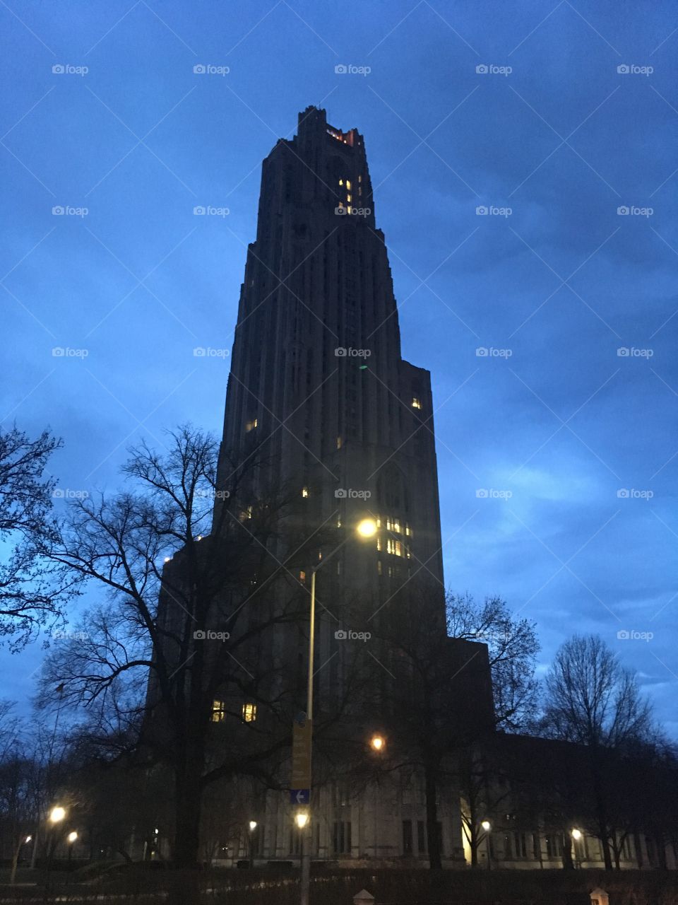 The cathedral of learning in Pittsburgh at nighttime 