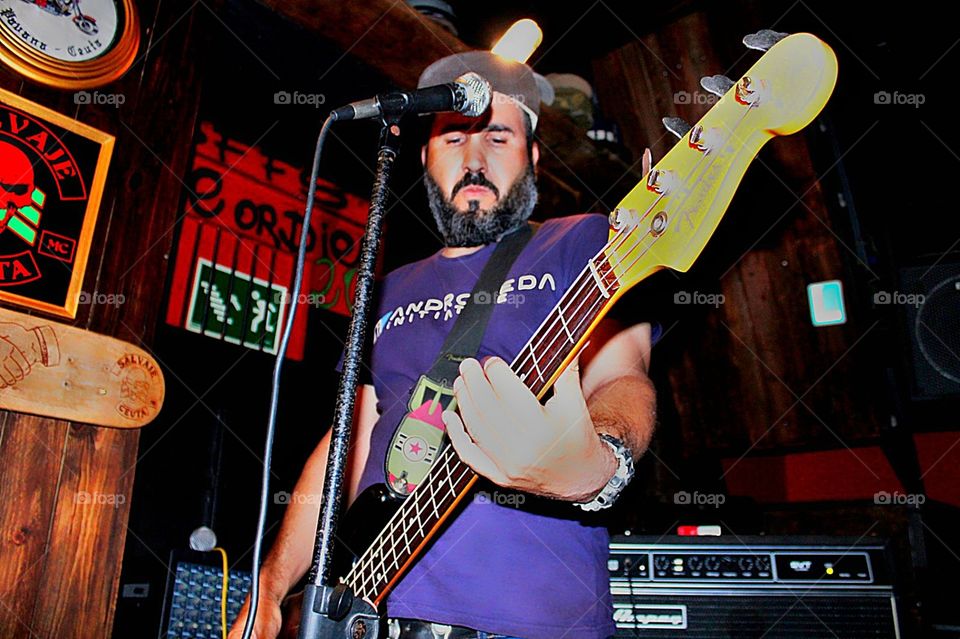 Bajista del grupo Juanjo y la ruina band, en concierto en la plaza vieja en Ceuta.2019. Segunda tonalidad.