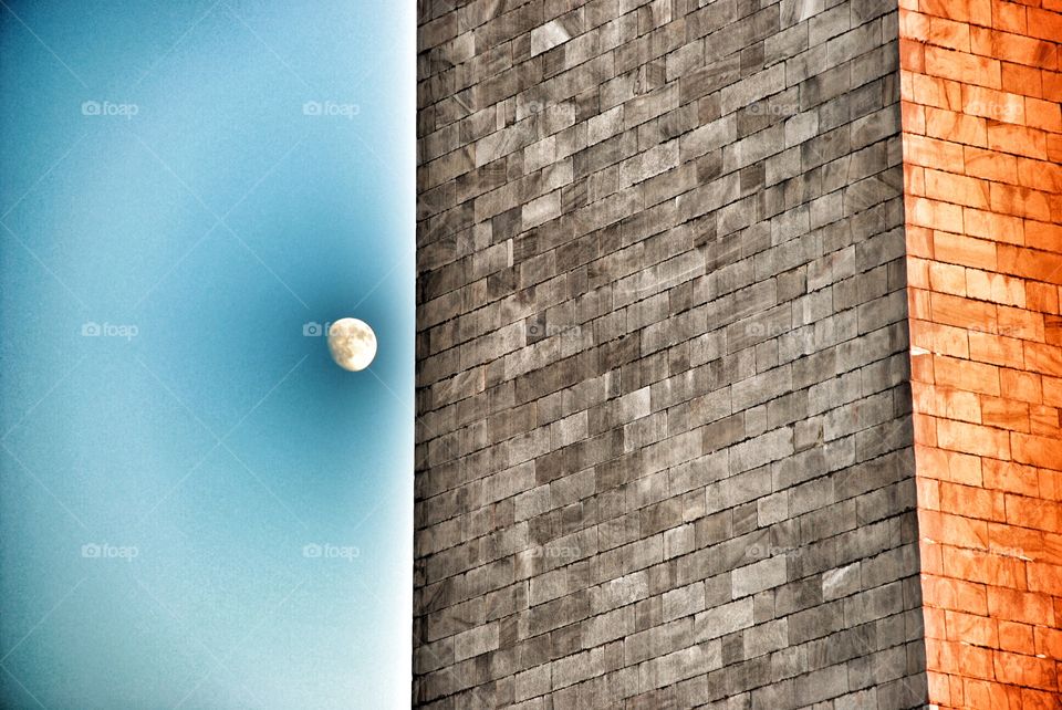 Moon at the monument 