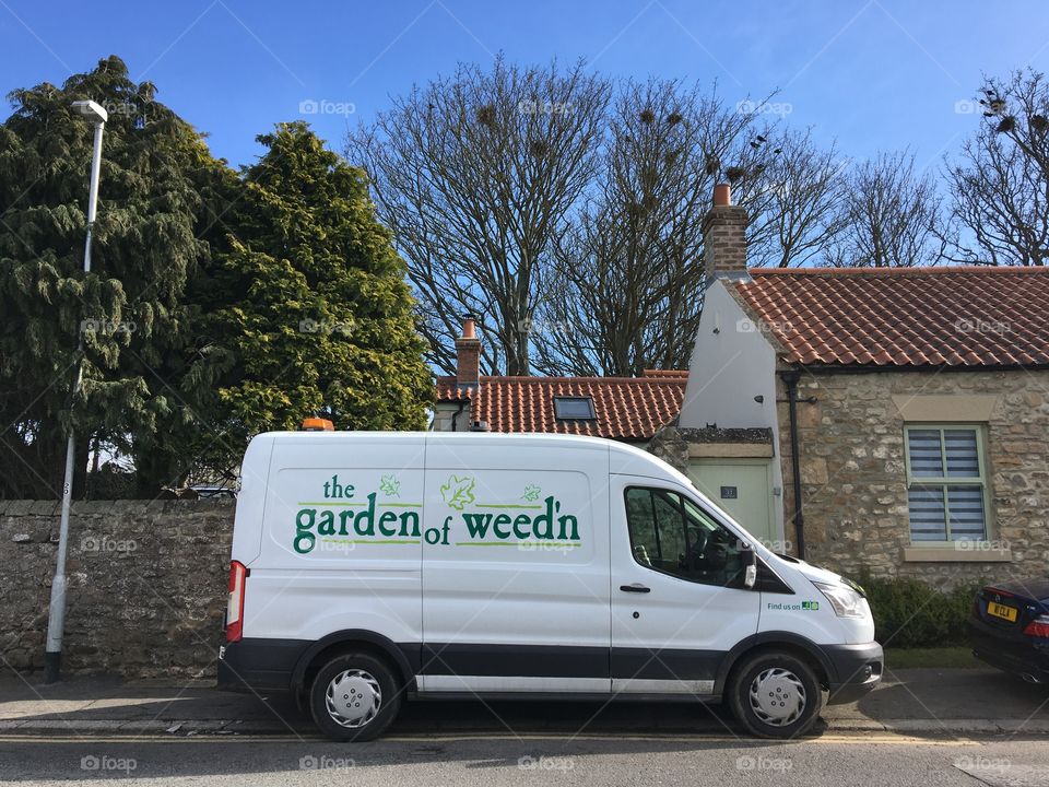 Spotted this van with a great company name for a gardening business ... the garden of weed’n ... it made me smile 😂