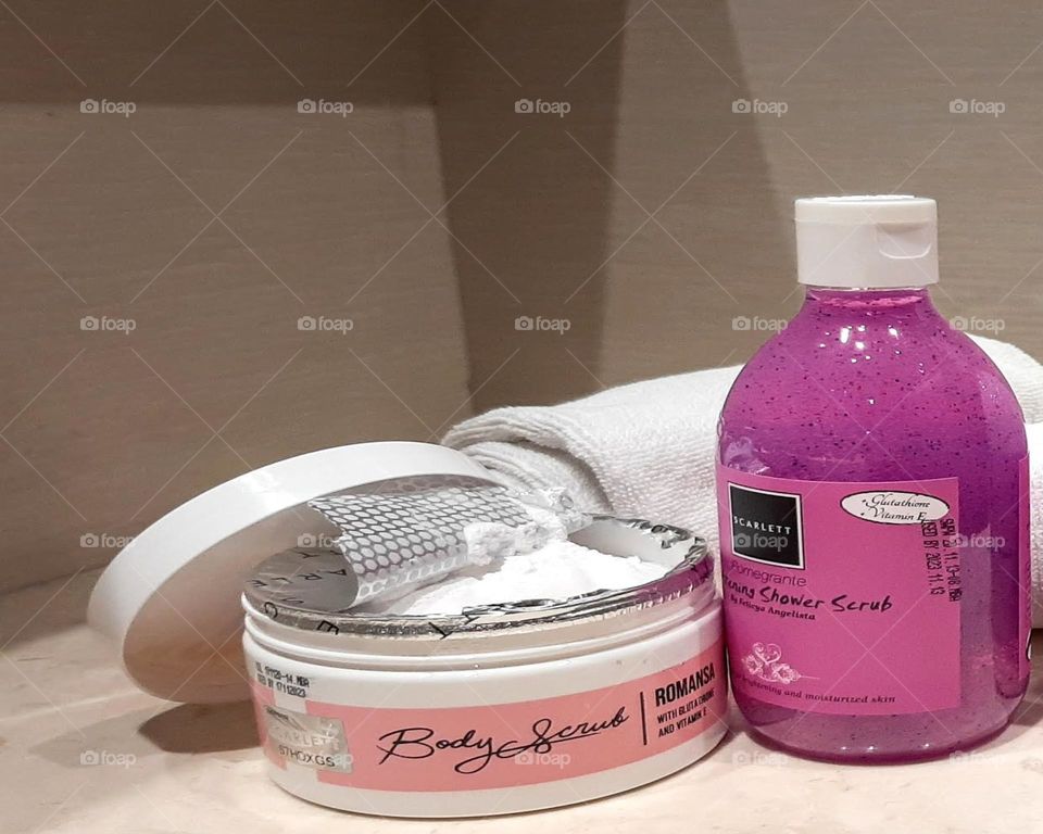 Beauty products Scrarlett, shower scrub, and body scrub