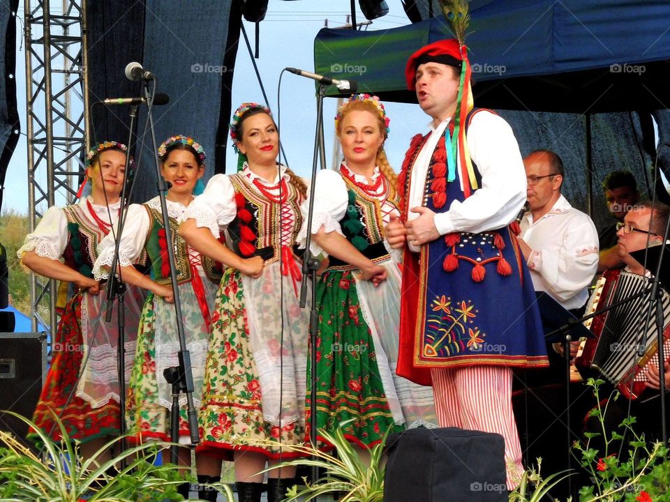 Polish folk dancers