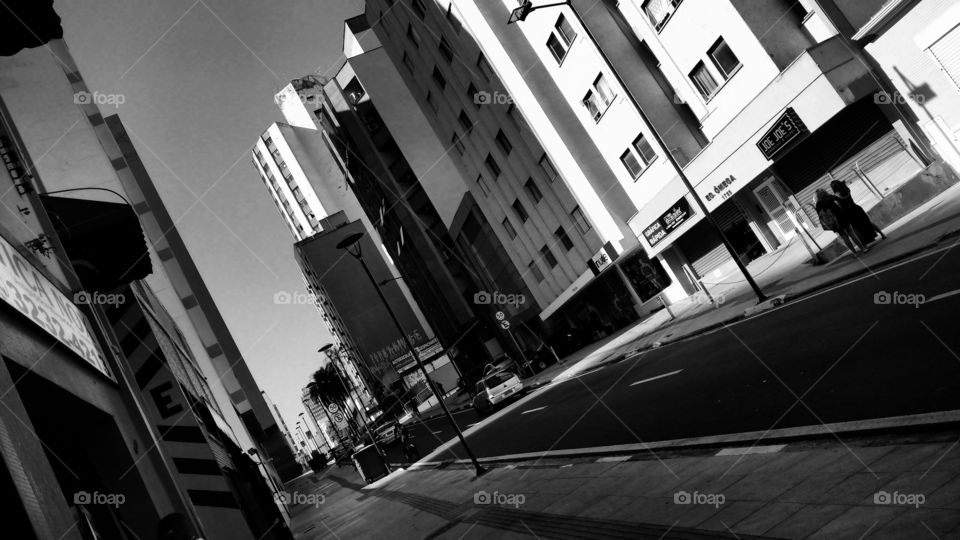 Rua e prédios em preto e branco.