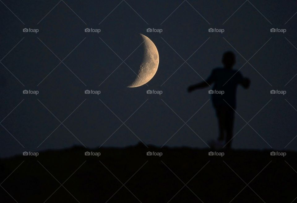Moonrise Running silhouette 