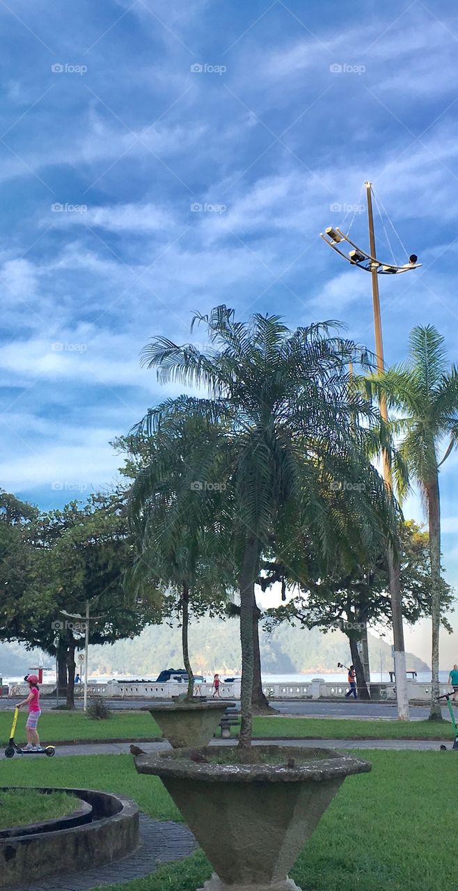 A paisagem bonita da cidade de Santos-SP. No canto esquerdo, a Marina (minha filha) de patinete. 🇧🇷 / The beautiful landscape of the city of Santos-SP. In the left corner, the Marina (my daughter) of scooter. 🇺🇸