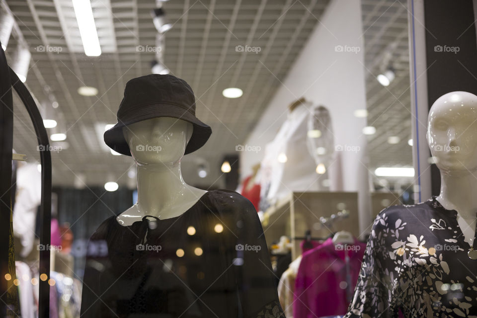 mannequin close-up view through the showcase