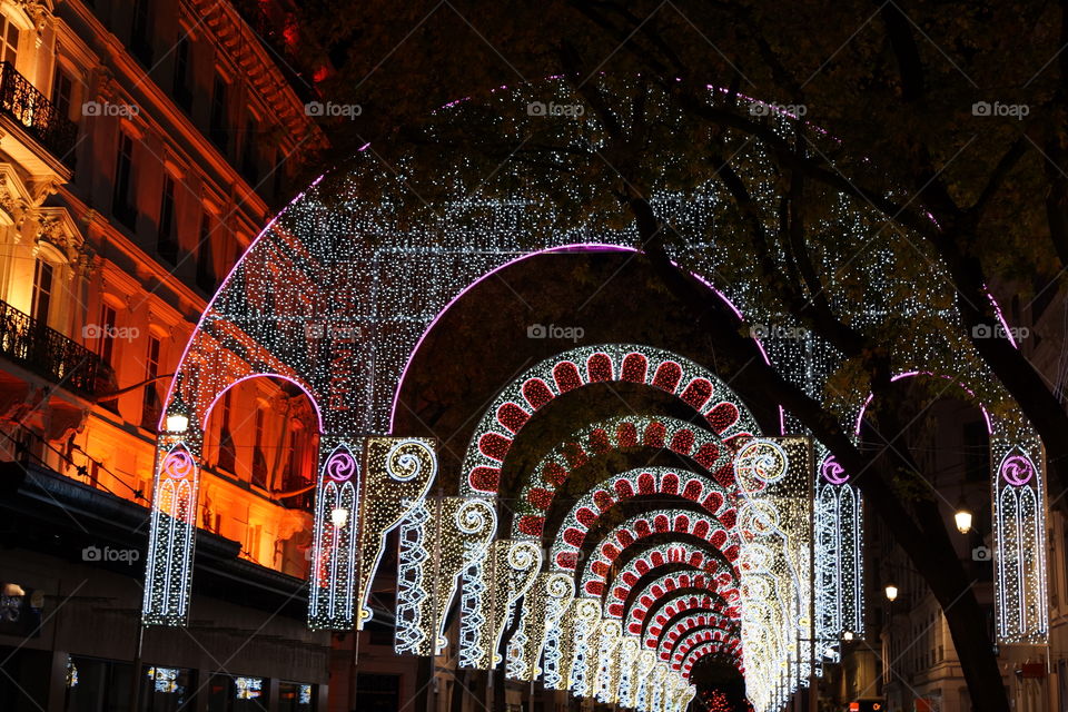 Tunnel d'arcades lumineuses 