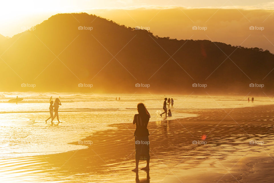 Por do sol na praia da baleia no litoral norte.