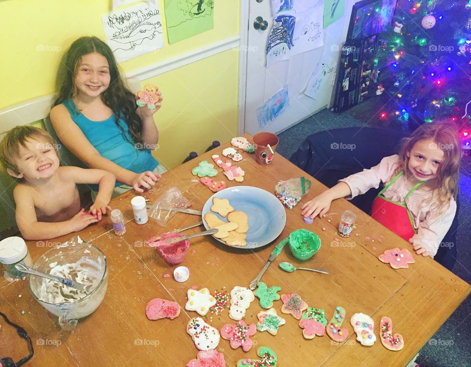 Children decorating ginger bread cookies