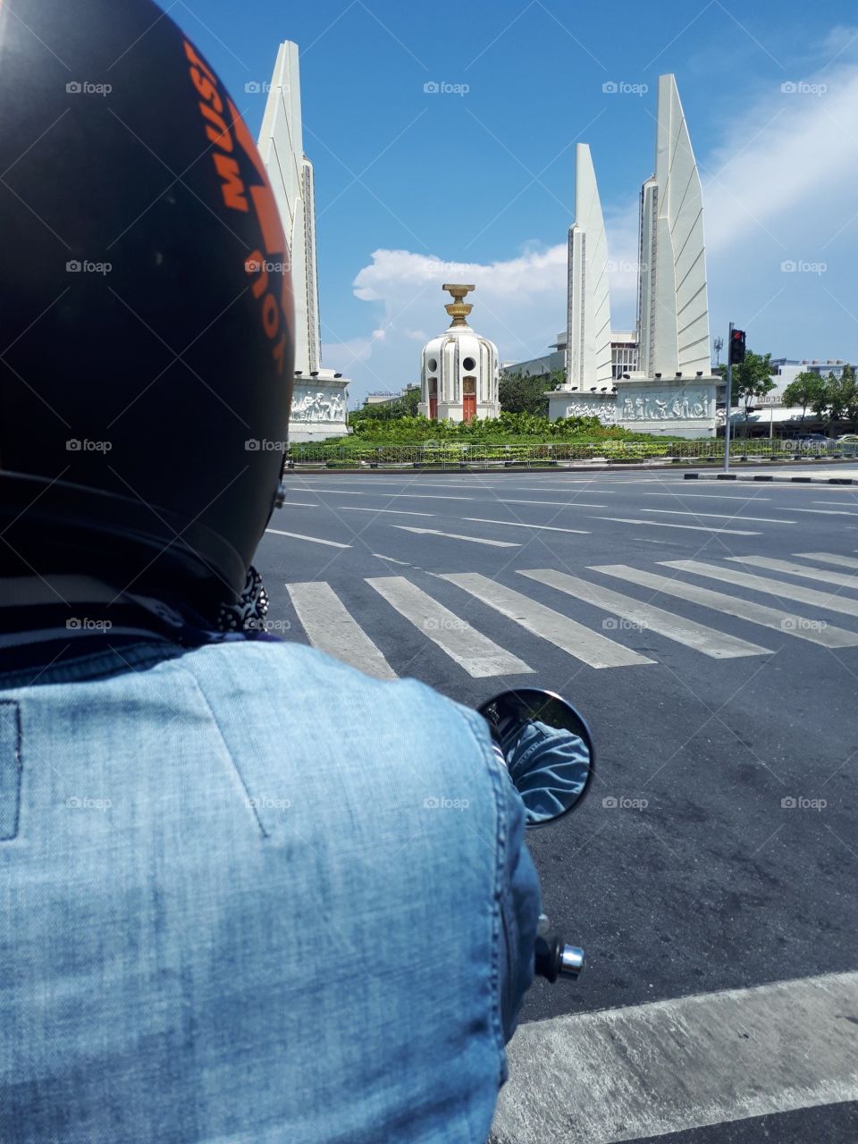 go to monument in thailand bangkok