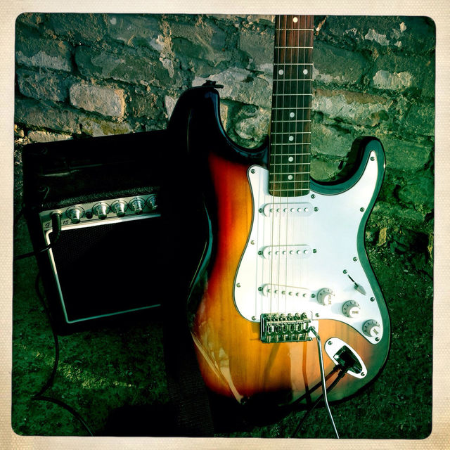 ELECTRIC GUITAR