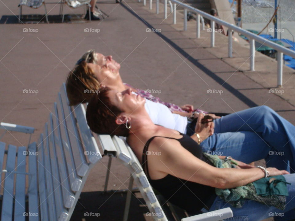 repos au soleil sur la promenade des anglais a Nice