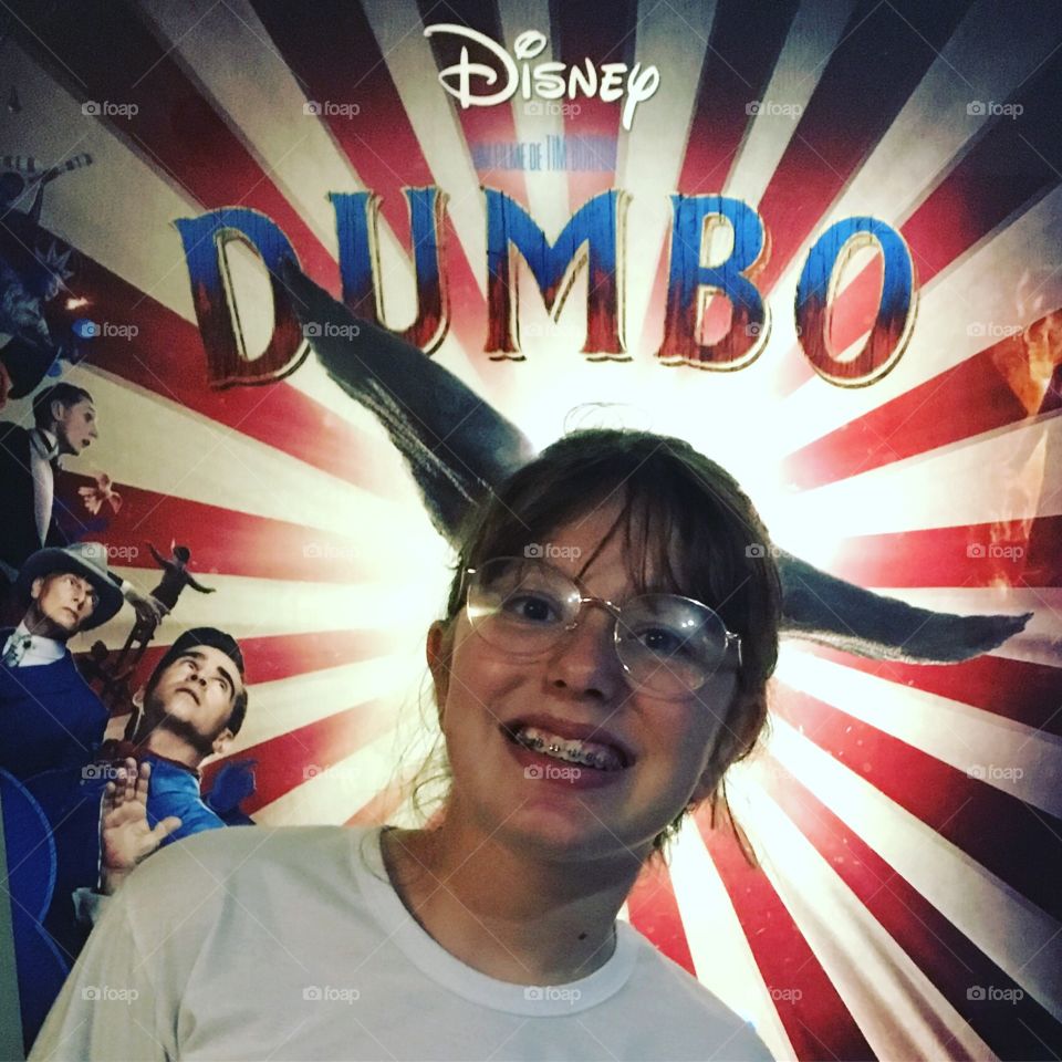 Uma sessão de cinema muito legal: Dumbo, da Disney, acompanhado da filhota. Gostaram das orelhas?