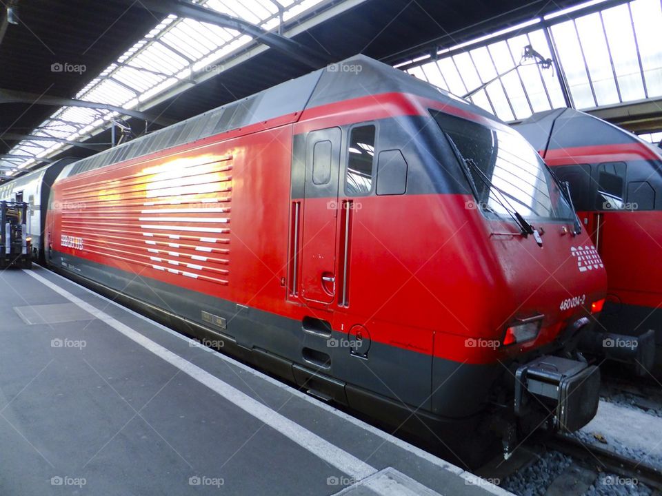 THE SBB RE460 LOCOMOTIVE AT ZURICH HAUPT BAHN-HOF 