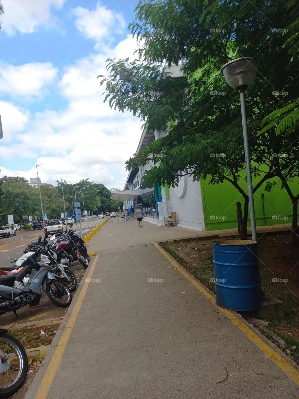 Motocicleta ou Motocicleta, também  conhecida por Motocicleta, moto ou mota, é um veículo motorizado de duas rodas e tracção  traseira, com o sem 'dide-car', dirigido  por condutor em posição  montada