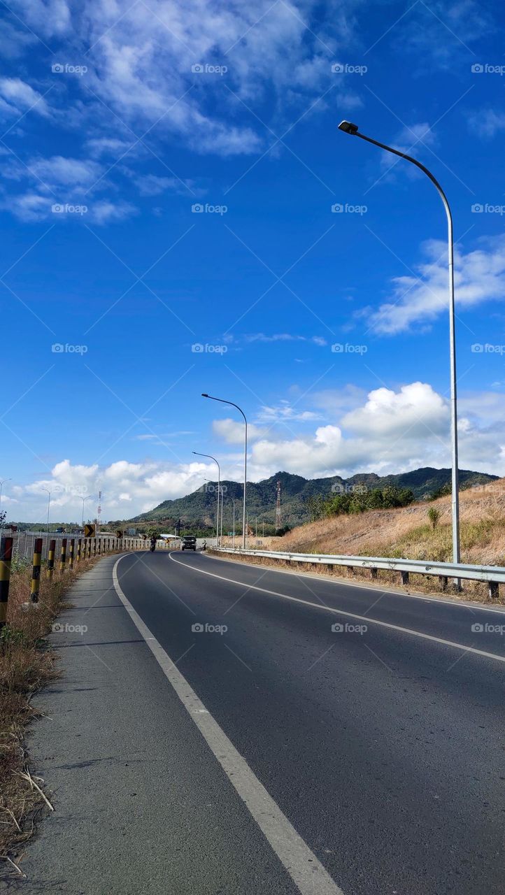 jalan utama ke arah bandara