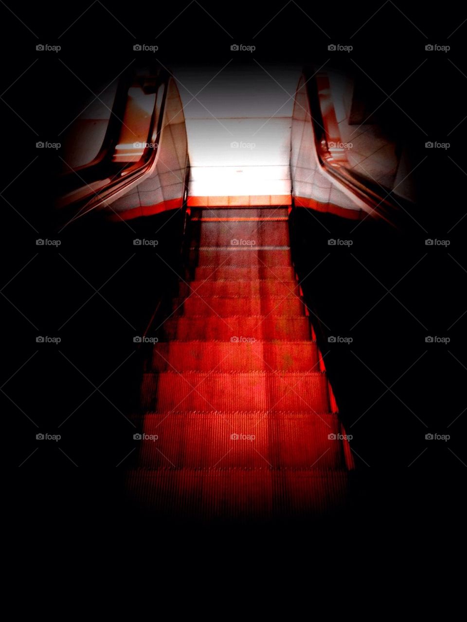 Escalator in red 