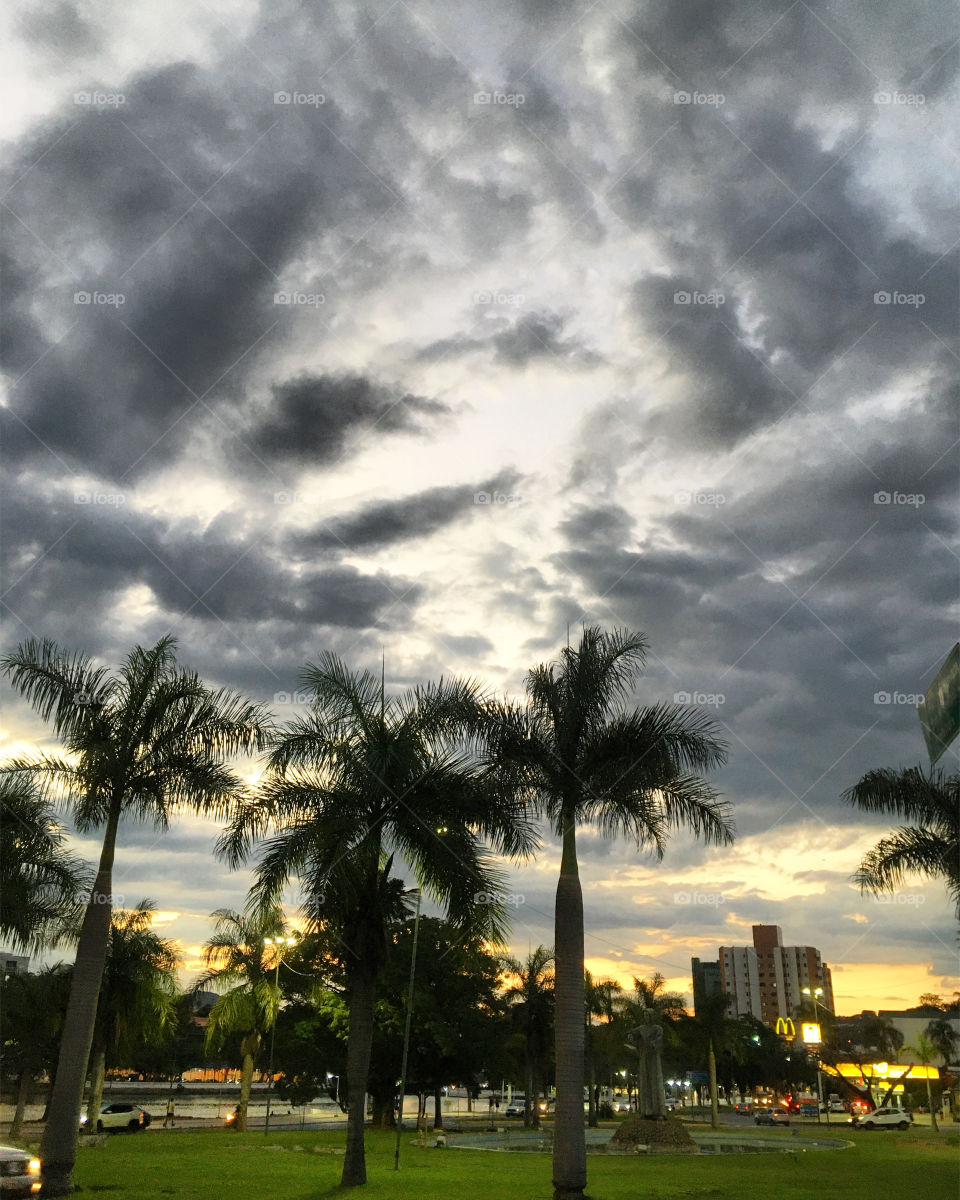 Hoje estou cansado... Mas tiro o cansaço estando com minha esposa e as crianças admirando esse bonito final de tarde (acredite: 19h)!
Aqui: Praça São Francisco de Assis, vizinho da Lagoa do Taboão. / Bragança Paulista-SP. 🇧🇷