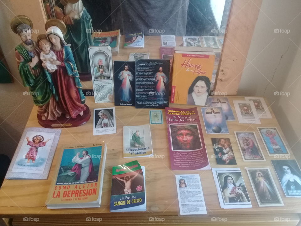 Esta es mi colección de estampas y también hay libros religiosos. Es lo que me gusta.