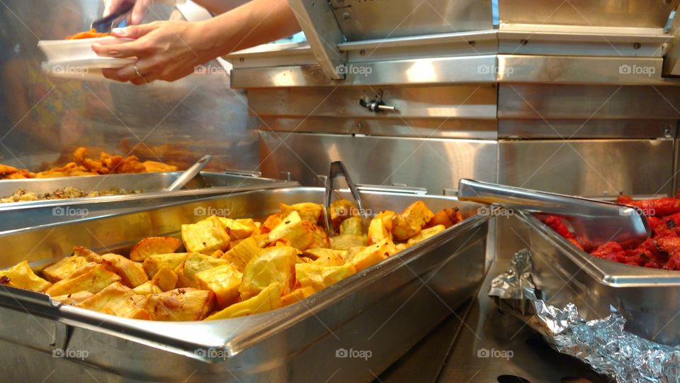 Almoço Self Service com batata doce.