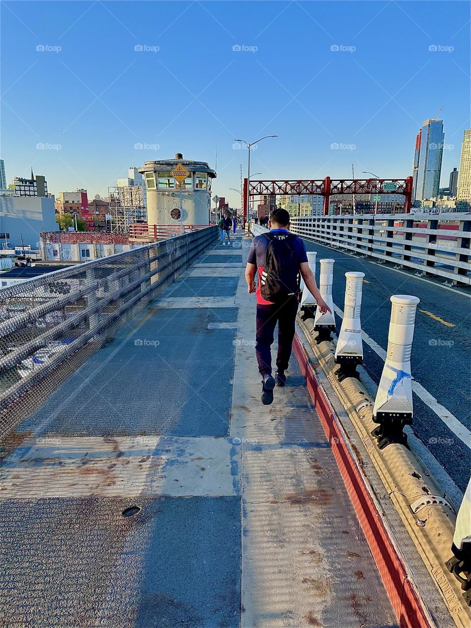 This is the „Pulaski Bridge“ at „Newtown Creek“ that connects „Greenpoint“, Brooklyn to LIC, Queens, the direction in which we are now heading. It is a busy place that serves cars, bicycles and pedestrians alike. 2024. Hypnotic Productions