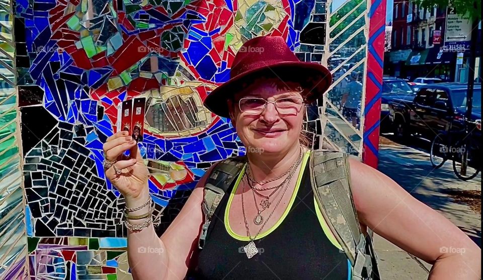 „May 21st“ is the b’day of „Christopher Wallace“ alias „Notorious B I G“ or just „Biggie“ the rap star who died tragically in 1997. Commemorative Metro cards were issued on this day & after a 6 hour wait we got ours, too. 2022. Hypnotic Productions