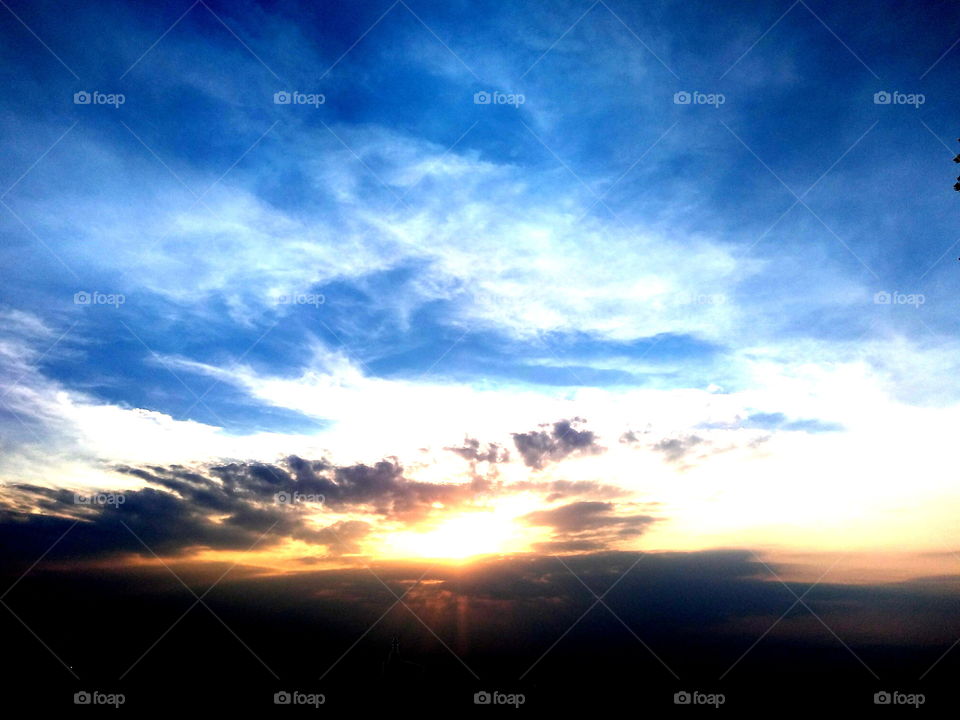 panorama del el sol y las nubes.