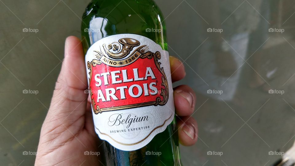 Cerveja Stella Artois. Garrafinha, rótulo, tampinha.