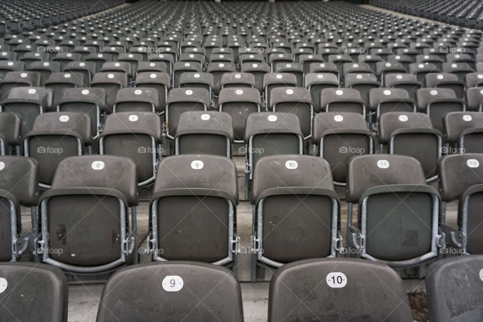 Just Grey …. With hindsight … If only I had a plastic yellow duck in my pocket and balanced it on the seat it would have made the photo 💛pop💛