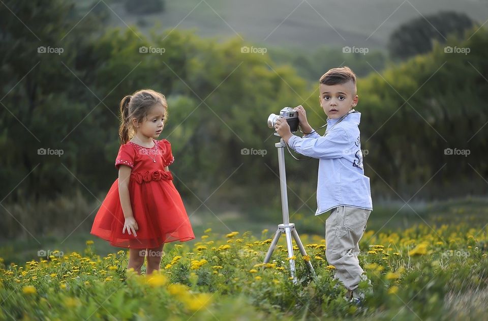 Zwei Kinder der sein Freundin ab fotografiert