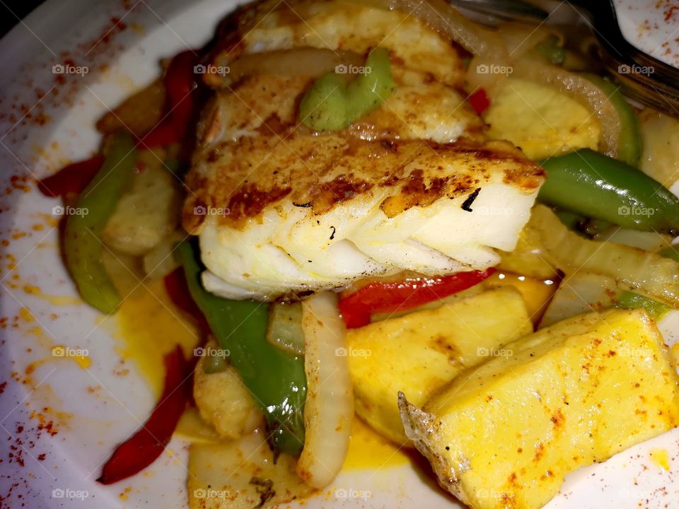 Lomo de bacalao en cama de verduras y patata.. Color y sabor..