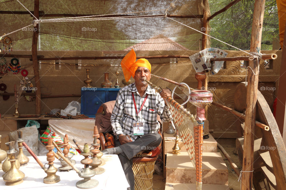 Hookah seller in surajkund crafts mela, faridabad, haryana, India