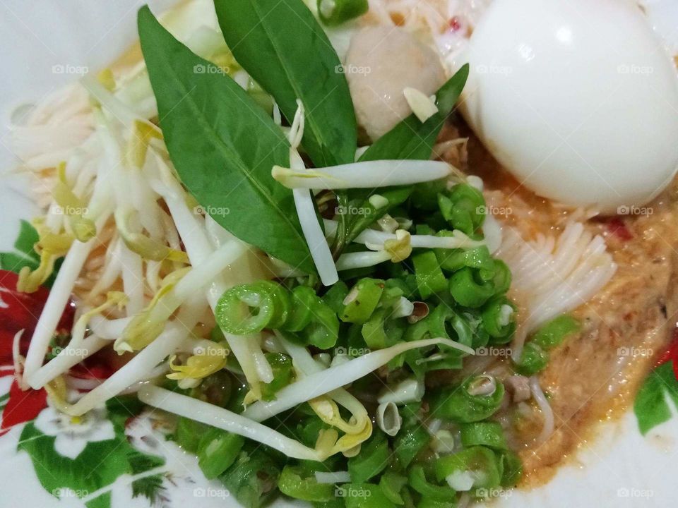 chines noodle with egg and vegetable