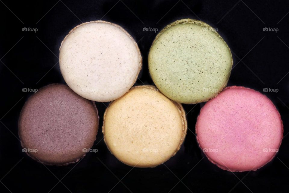 5 macarons