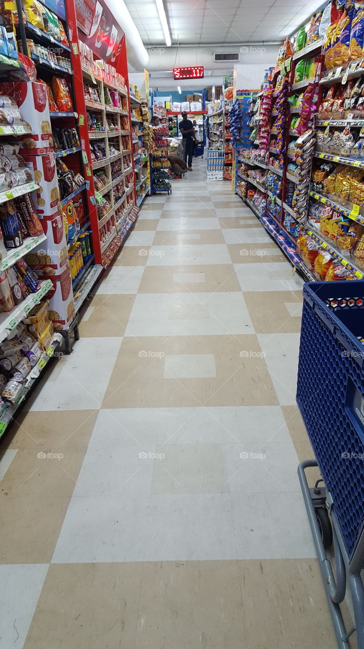 A  grocery store aisle