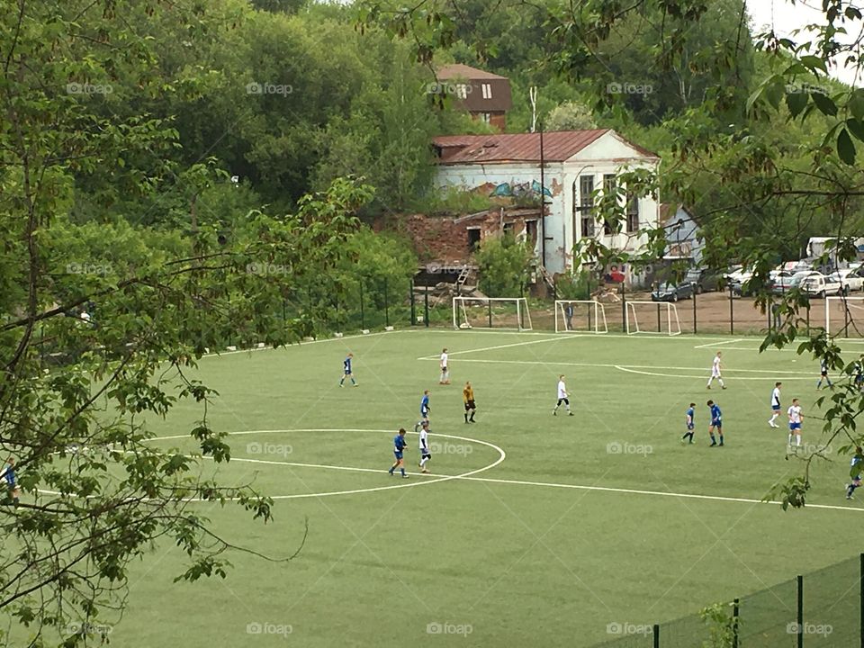 Игра в футбол среди юношей